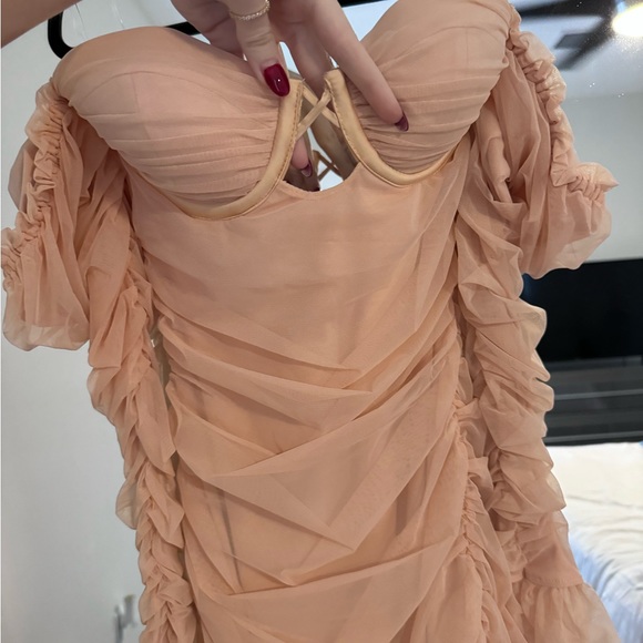 NWT Oh Polly nude colored long sleeve dress with ruching - Picture 5 of 7